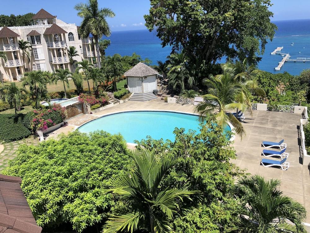 Skycastles Condominiums Ocho Rios Bagian luar foto
