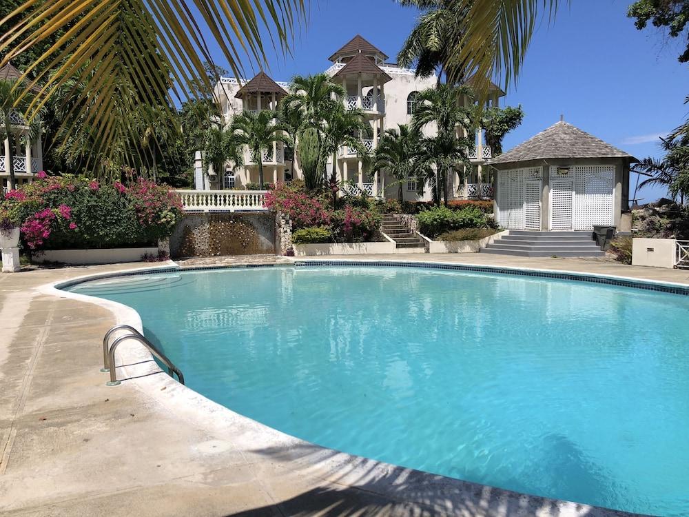 Skycastles Condominiums Ocho Rios Bagian luar foto